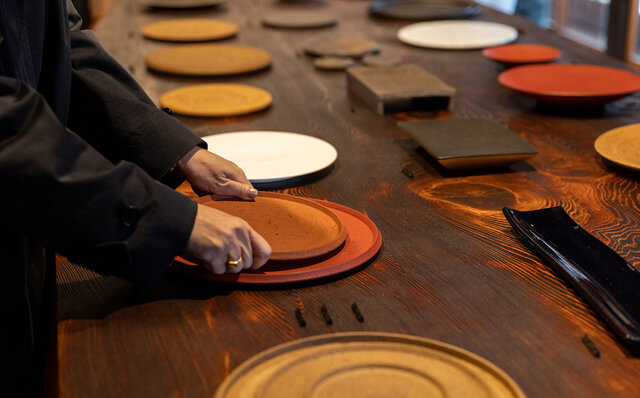 桝田酒造店が運営する日本酒立ち飲みバー「沙石（させき）」。大きなひのきのテーブルで同酒造のお酒をどっぷり楽しめる日本酒好きのサンクチュアリです（笑）。