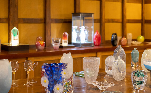 桝田酒造店が運営する日本酒立ち飲みバー「沙石（させき）」。大きなひのきのテーブルで同酒造のお酒をどっぷり楽しめる日本酒好きのサンクチュアリです（笑）。