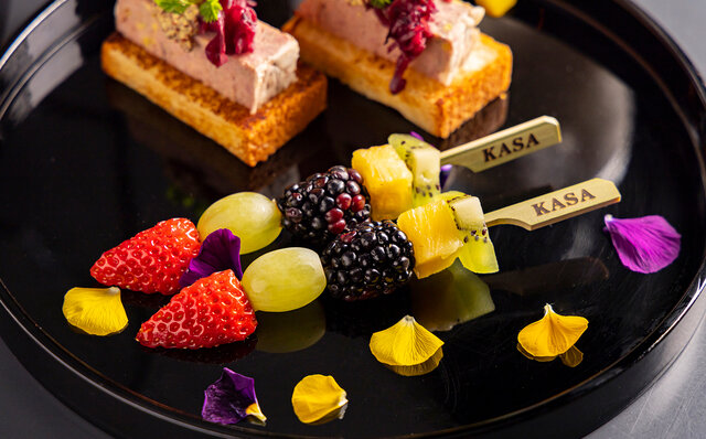 「モエ・エ・シャンドン」3種とワイン10種の夏季限定フリーフロー。プルマン東京田町のルーフトップバーで味わう｜EAT