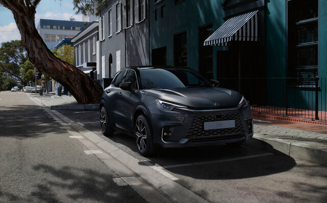 レクサスの“いちばんコンパクトな高級車”LBX世界初披露｜LEXUS