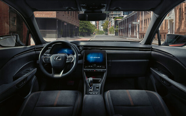 レクサスの“いちばんコンパクトな高級車”LBX世界初披露｜LEXUS