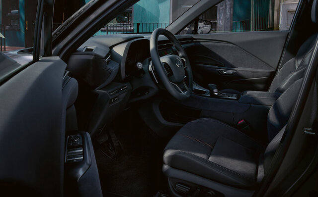 レクサスの“いちばんコンパクトな高級車”LBX世界初披露｜LEXUS