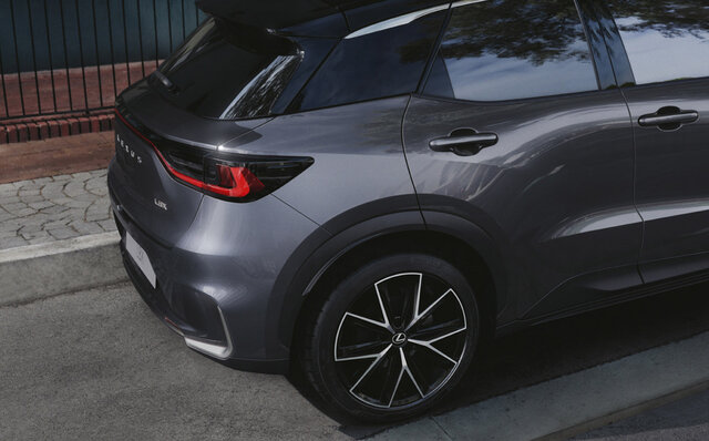 レクサスの“いちばんコンパクトな高級車”LBX世界初披露｜LEXUS