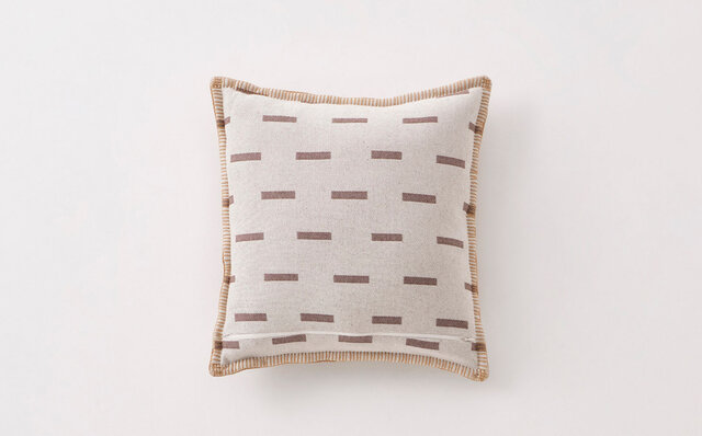 体に寄り沿う優しさを体感。吊り編みの老舗メーカーと開発したジャガードニット素材|HORSE BLANKET RESEARCH 体に寄り沿う優しさを体感。吊り編みの老舗メーカーと開発したジャガードニット素材|HORSE BLANKET RESEARCH