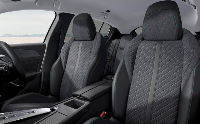 ファストバックとクロスオーバーを融合させた“新種”──プジョー408が日本に上陸 |PEUGEOT ファストバックとクロスオーバーを融合させた“新種”──プジョー408が日本に上陸 |PEUGEOT