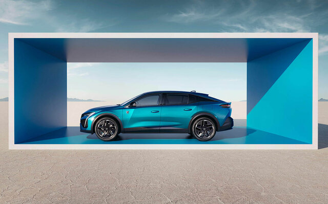 ファストバックとクロスオーバーを融合させた“新種”──プジョー408が日本に上陸 |PEUGEOT ファストバックとクロスオーバーを融合させた“新種”──プジョー408が日本に上陸 |PEUGEOT