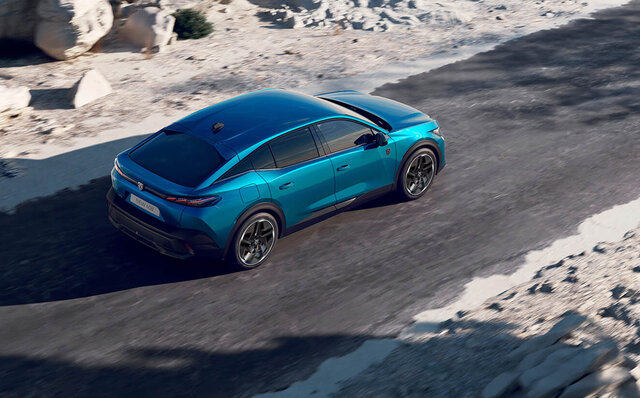 ファストバックとクロスオーバーを融合させた“新種”──プジョー408が日本に上陸 |PEUGEOT ファストバックとクロスオーバーを融合させた“新種”──プジョー408が日本に上陸 |PEUGEOT