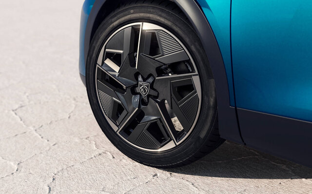 ファストバックとクロスオーバーを融合させた“新種”──プジョー408が日本に上陸 |PEUGEOT ファストバックとクロスオーバーを融合させた“新種”──プジョー408が日本に上陸 |PEUGEOT