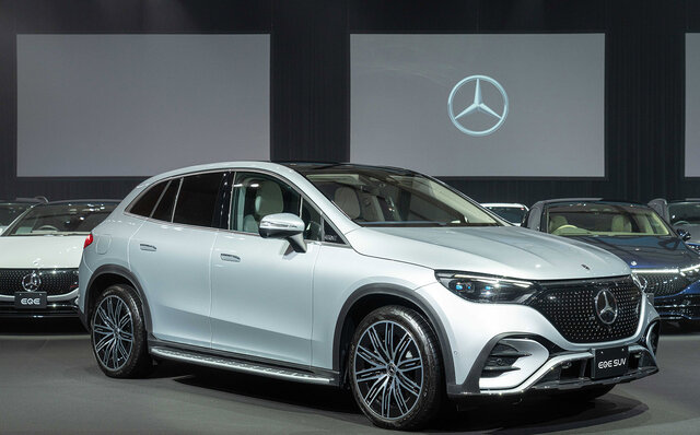 日本の道路事情に合ったボディサイズと取り回しの良さが特長の電動SUV「EQE SUV」が日本上陸｜Mercedes Benz