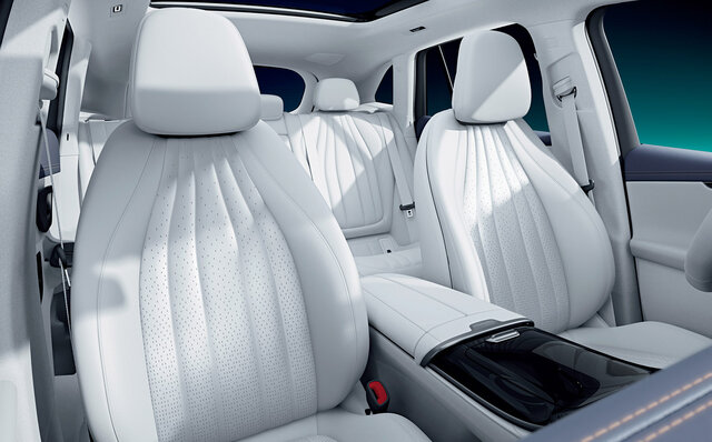 日本の道路事情に合ったボディサイズと取り回しの良さが特長の電動SUV「EQE SUV」が日本上陸｜Mercedes Benz