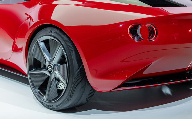 マツダがPHEVのコンパクトスポーツカーコンセプトを世界初披露｜MAZDA 