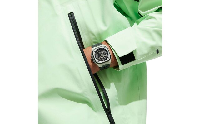 暗闇でケース全体が発光する「BR-X5 GREEN LUM」数量限定500本で登場｜Bell & Ross