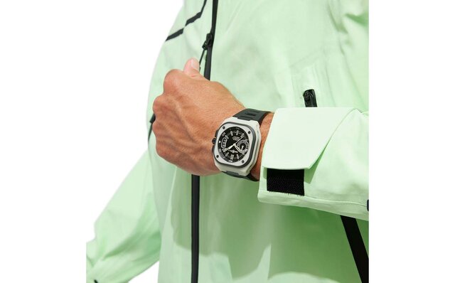 暗闇でケース全体が発光する「BR-X5 GREEN LUM」数量限定500本で登場｜Bell & Ross