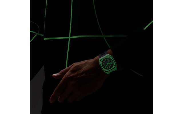 暗闇でケース全体が発光する「BR-X5 GREEN LUM」数量限定500本で登場｜Bell & Ross