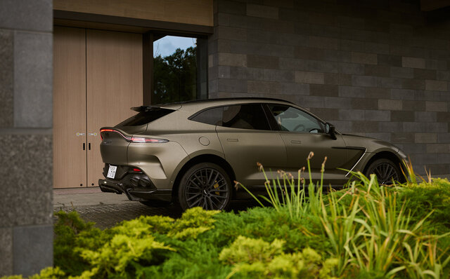世界で最もパワフルなSUV「アストンマーティンDBX 707」に北海道で試乗｜Aston Martin