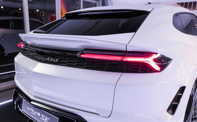 システム最高出力800ps──ランボルギーニ初となるPHEVスーパーSUV「ウルスSE」が日本上陸｜Lamborghini