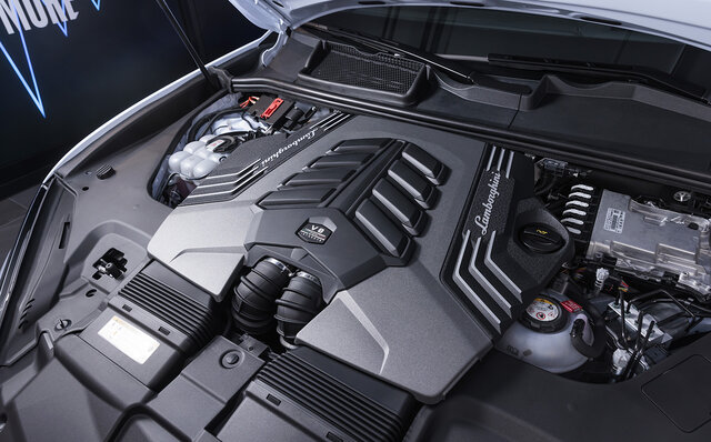 システム最高出力800ps──ランボルギーニ初となるPHEVスーパーSUV「ウルスSE」が日本上陸｜Lamborghini