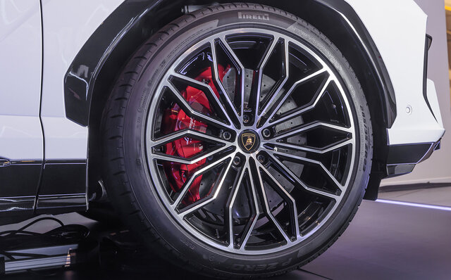 システム最高出力800ps──ランボルギーニ初となるPHEVスーパーSUV「ウルスSE」が日本上陸｜Lamborghini