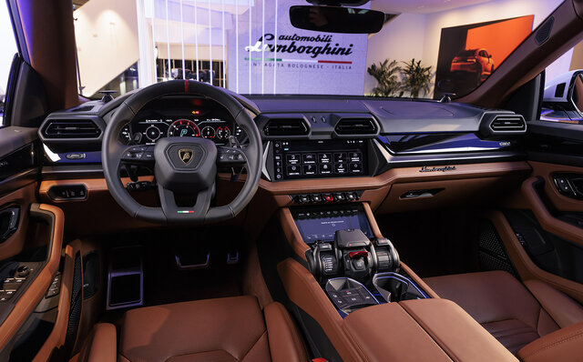システム最高出力800ps──ランボルギーニ初となるPHEVスーパーSUV「ウルスSE」が日本上陸｜Lamborghini