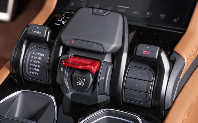 システム最高出力800ps──ランボルギーニ初となるPHEVスーパーSUV「ウルスSE」が日本上陸｜Lamborghini