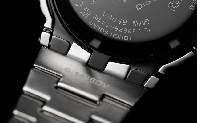 シンプルかつアイコニック！　フルメタル外装をさらりと楽しむ大人のG-SHOCK｜CASIO