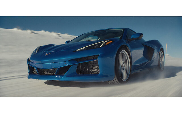 コルベットもついに電動化へ──ハイブリッドAWDモデル「シボレー コルベット E-Ray」がデビュー｜Chevrolet