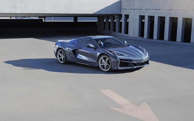 コルベットもついに電動化へ──ハイブリッドAWDモデル「シボレー コルベット E-Ray」がデビュー｜Chevrolet