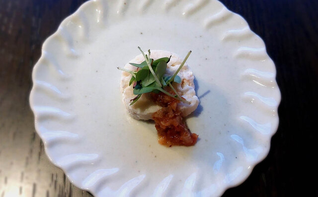 刻々と移ろう東京タワービューとエネルギッシュなライブキッチンに魂が心地よく揺さぶられる体験を｜JANU TOKYO