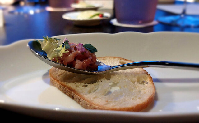 刻々と移ろう東京タワービューとエネルギッシュなライブキッチンに魂が心地よく揺さぶられる体験を｜JANU TOKYO