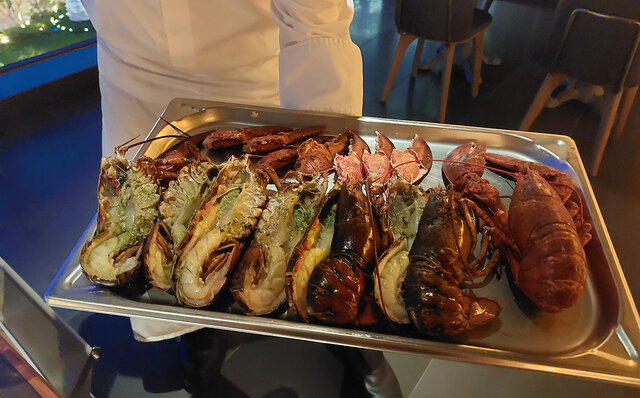 刻々と移ろう東京タワービューとエネルギッシュなライブキッチンに魂が心地よく揺さぶられる体験を｜JANU TOKYO