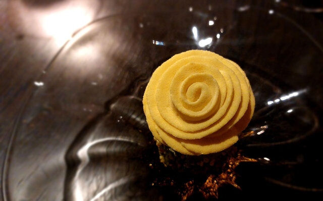 刻々と移ろう東京タワービューとエネルギッシュなライブキッチンに魂が心地よく揺さぶられる体験を｜JANU TOKYO