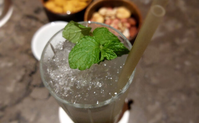 刻々と移ろう東京タワービューとエネルギッシュなライブキッチンに魂が心地よく揺さぶられる体験を｜JANU TOKYO