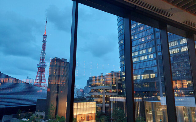 刻々と移ろう東京タワービューとエネルギッシュなライブキッチンに魂が心地よく揺さぶられる体験を｜JANU TOKYO