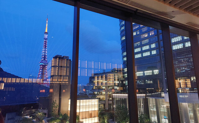 刻々と移ろう東京タワービューとエネルギッシュなライブキッチンに魂が心地よく揺さぶられる体験を｜JANU TOKYO