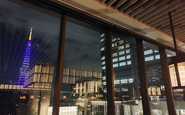 刻々と移ろう東京タワービューとエネルギッシュなライブキッチンに魂が心地よく揺さぶられる体験を｜JANU TOKYO