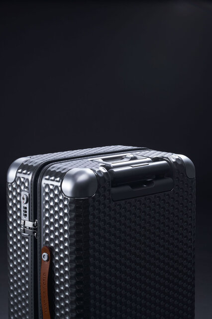 共に未知なる世界へ。ハンティング・ワールドから、ハードシェルトロリーバッグが登場|HUNTING WORLD 共に未知なる世界へ。ハンティング・ワールドから、ハードシェルトロリーバッグが登場|HUNTING WORLD