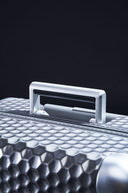 共に未知なる世界へ。ハンティング・ワールドから、ハードシェルトロリーバッグが登場|HUNTING WORLD 共に未知なる世界へ。ハンティング・ワールドから、ハードシェルトロリーバッグが登場|HUNTING WORLD