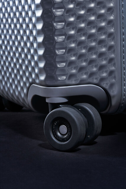 共に未知なる世界へ。ハンティング・ワールドから、ハードシェルトロリーバッグが登場|HUNTING WORLD 共に未知なる世界へ。ハンティング・ワールドから、ハードシェルトロリーバッグが登場|HUNTING WORLD