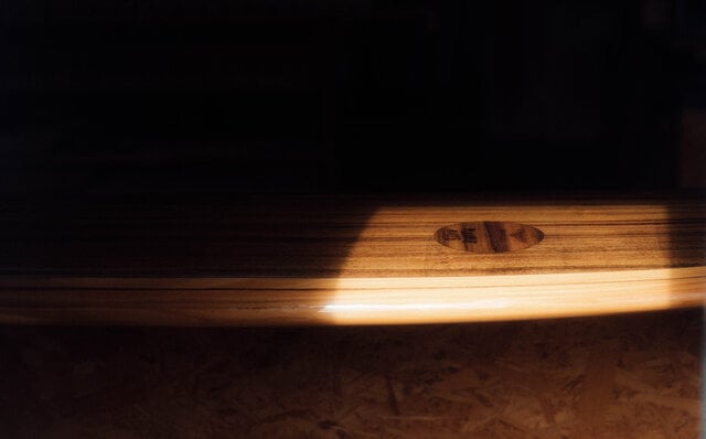 ベントレーのクラフツマンシップを宿した、特別なサーフボードが誕生