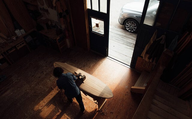 ベントレーのクラフツマンシップを宿した、特別なサーフボードが誕生