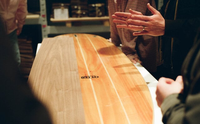 ベントレーのクラフツマンシップを宿した、特別なサーフボードが誕生