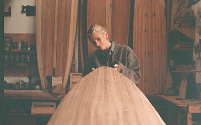 ベントレーのクラフツマンシップを宿した、特別なサーフボードが誕生