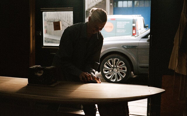 ベントレーのクラフツマンシップを宿した、特別なサーフボードが誕生