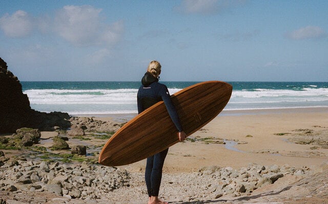 ベントレーのクラフツマンシップを宿した、特別なサーフボードが誕生
