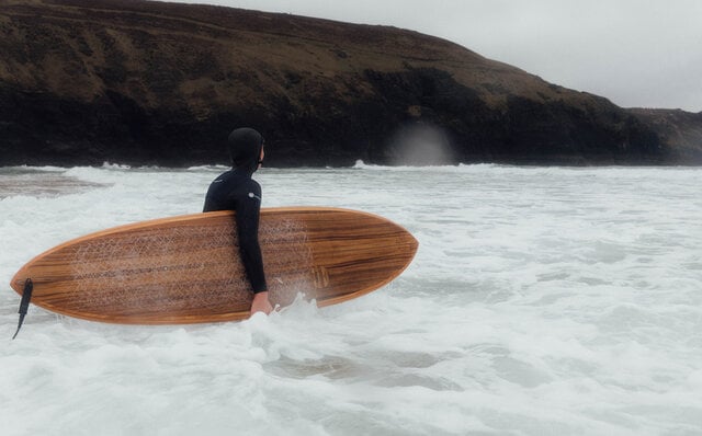 ベントレーのクラフツマンシップを宿した、特別なサーフボードが誕生