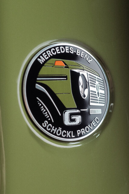 険しい山道を含むこのテストコースでの試験をクリアした証として与えられる“Schöckl Proved”のバッジには専用デザインが与えられ、それぞれのボディカラーに合わせたバッジがBピラーに装備される。 険しい山道を含むこのテストコースでの試験をクリアした証として与えられる“Schöckl Proved”のバッジには専用デザインが与えられ、それぞれのボディカラーに合わせたバッジがBピラーに装備される。