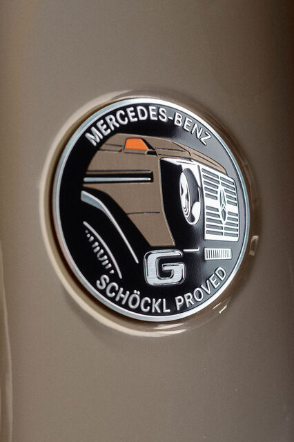 険しい山道を含むこのテストコースでの試験をクリアした証として与えられる“Schöckl Proved”のバッジには専用デザインが与えられ、それぞれのボディカラーに合わせたバッジがBピラーに装備される。 険しい山道を含むこのテストコースでの試験をクリアした証として与えられる“Schöckl Proved”のバッジには専用デザインが与えられ、それぞれのボディカラーに合わせたバッジがBピラーに装備される。