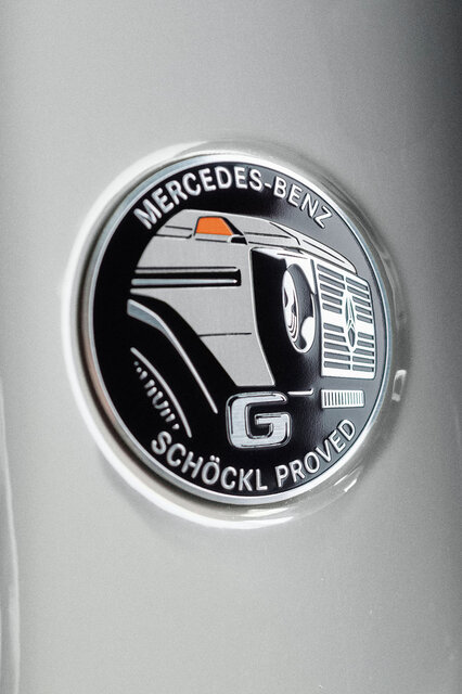 険しい山道を含むこのテストコースでの試験をクリアした証として与えられる“Schöckl Proved”のバッジには専用デザインが与えられ、それぞれのボディカラーに合わせたバッジがBピラーに装備される。 険しい山道を含むこのテストコースでの試験をクリアした証として与えられる“Schöckl Proved”のバッジには専用デザインが与えられ、それぞれのボディカラーに合わせたバッジがBピラーに装備される。