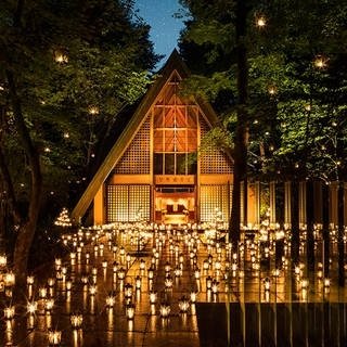 軽井沢高原教会でランタンの灯りに包まれる「サマーキャンドルナイト」開催｜TRAVEL
