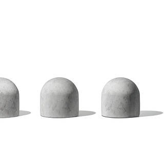 ミラノの道端で見かけるコンクリートブロックがスツールに｜Internoitaliano